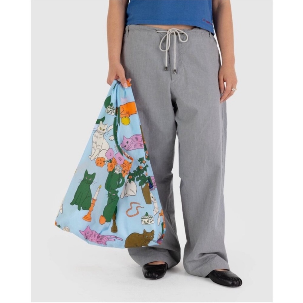 BAGGU New Reusable Table Cats Cat Print Tote Bag in Light Blue - Picture 3 of 6